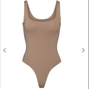 SKIMS ESSENTIAL SCOOP NECK BODYSUIT